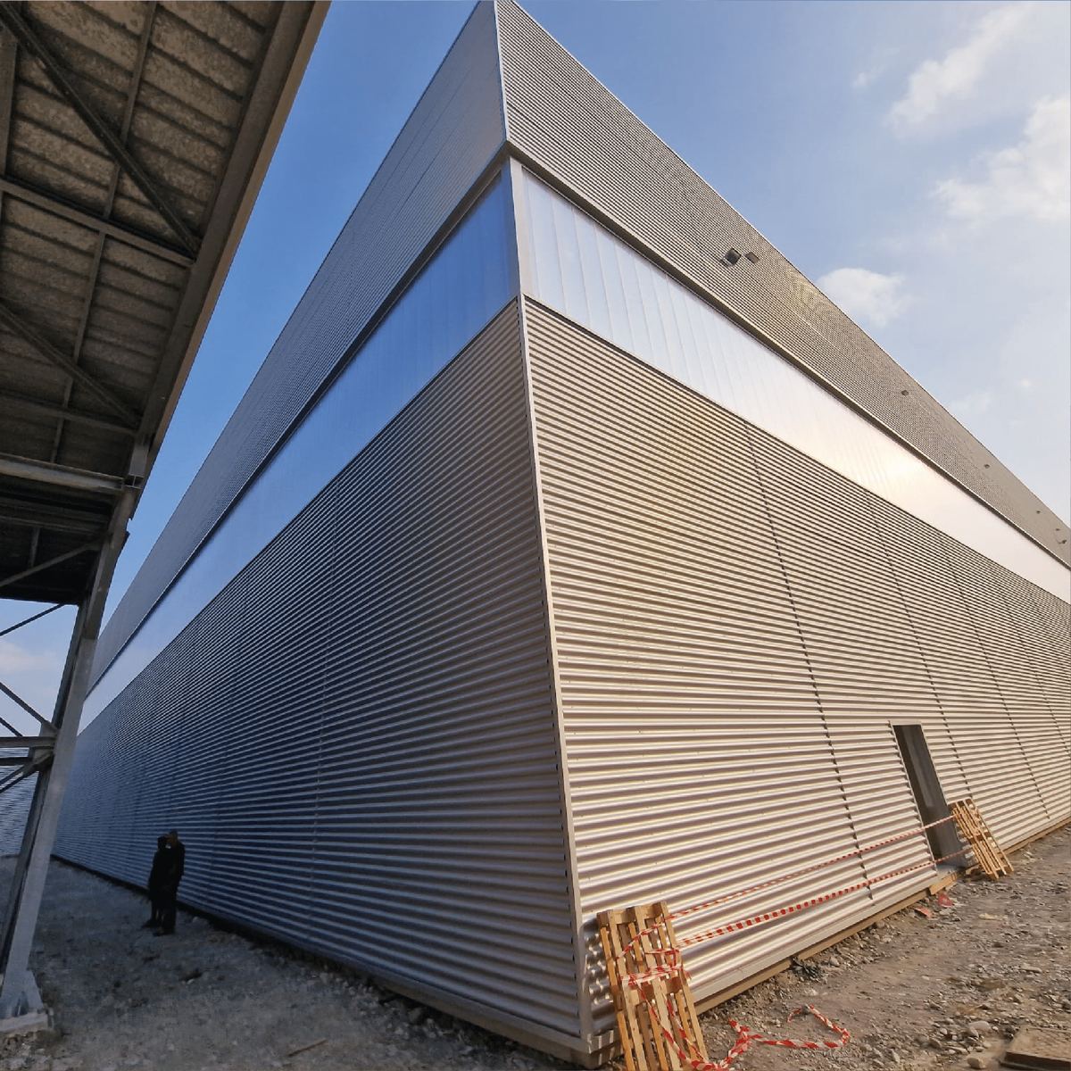 Capannone industriale con struttura in acciaio e rivestimento metallico
