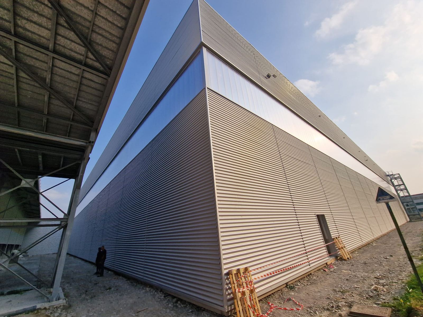 Facciata di un capannone industriale con rivestimento in lamiera grecata