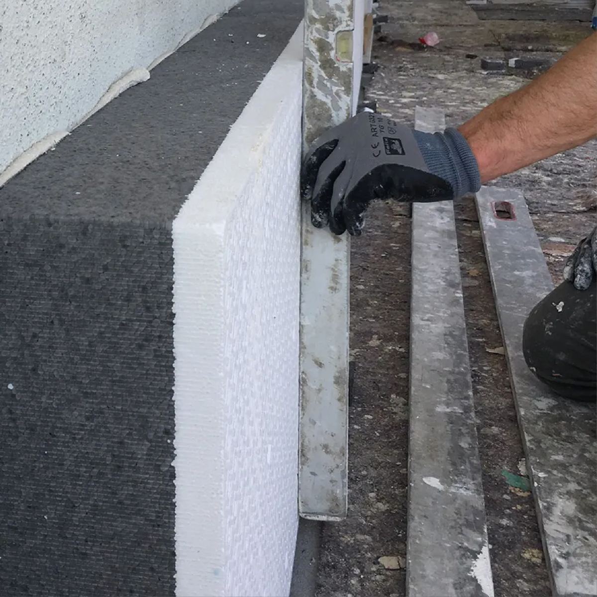 Posa di pannelli isolanti per cappotto