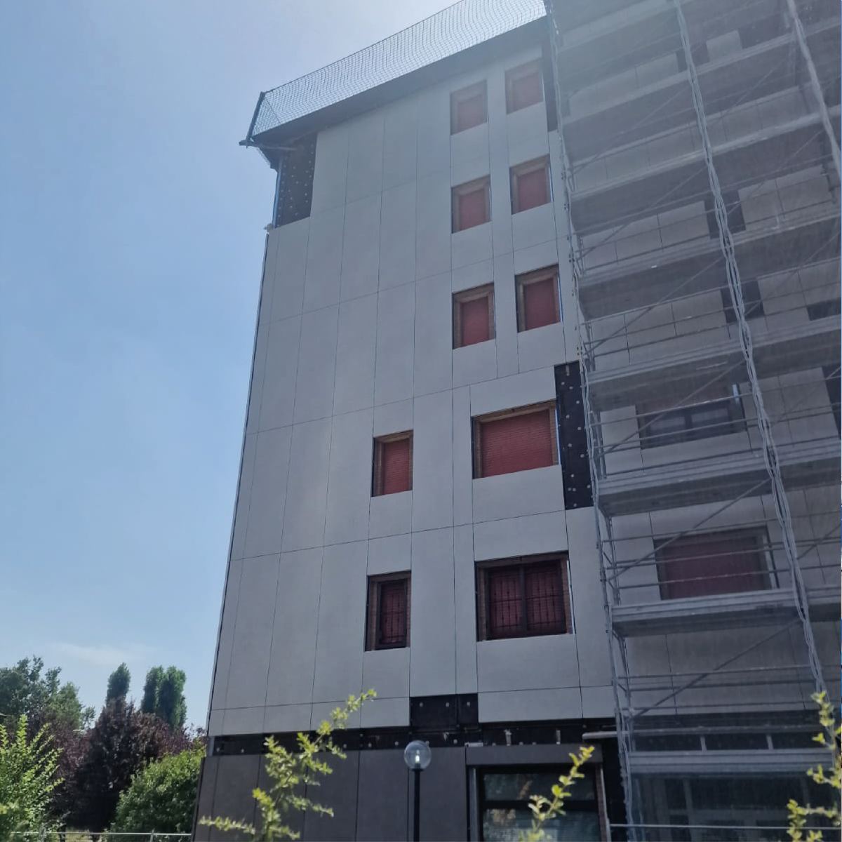 Edificio con ponteggio durante lavori di facciata