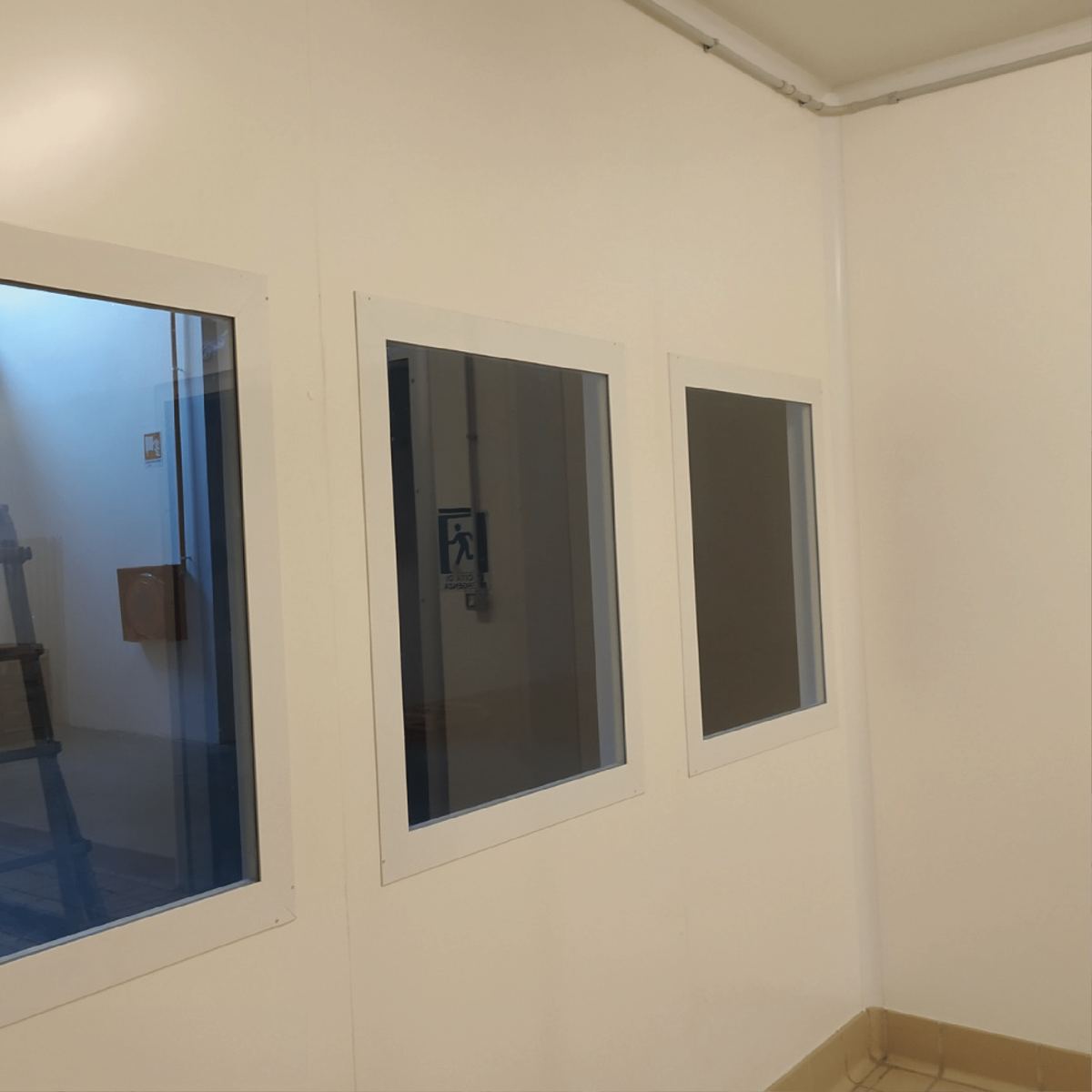 Ambiente interno in pannelli con finestrature