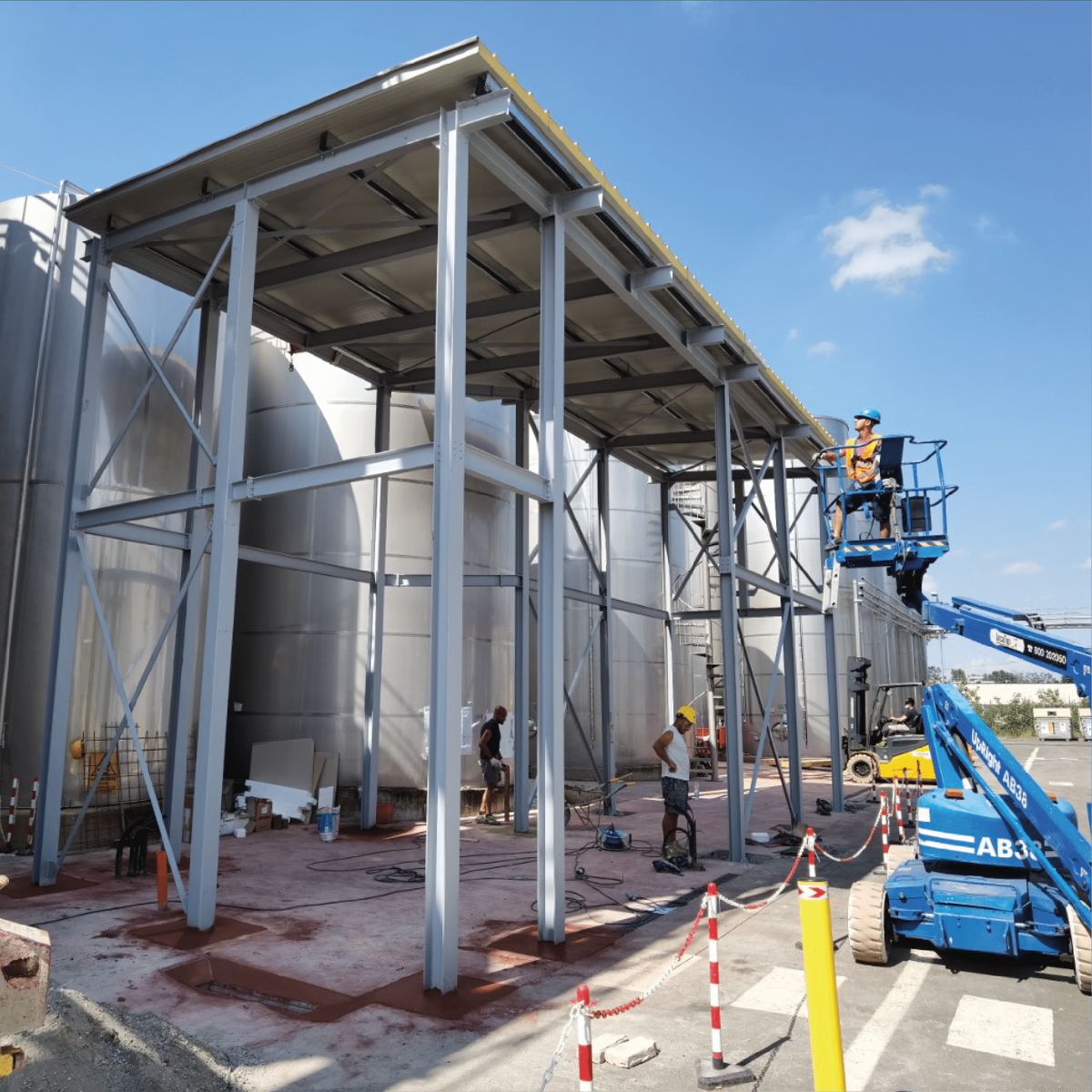 Tettoia in acciaio in costruzione con piattaforme aeree